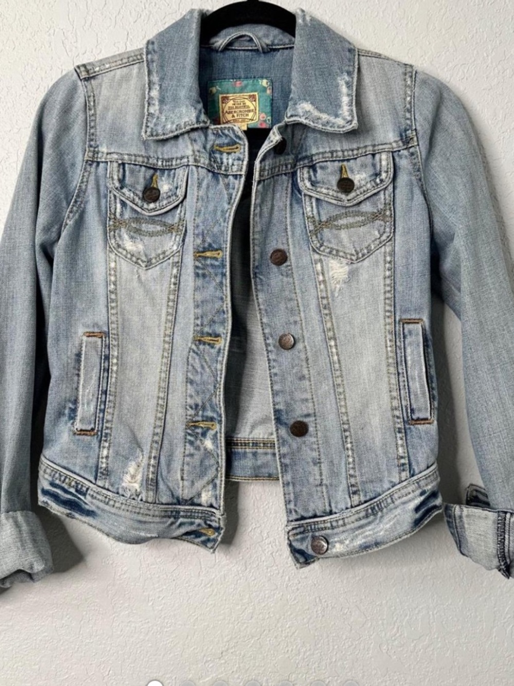 ABERCROMBIE AND FITCH Y2K Light Wash Distressed Denim Jacket! Adorable! L